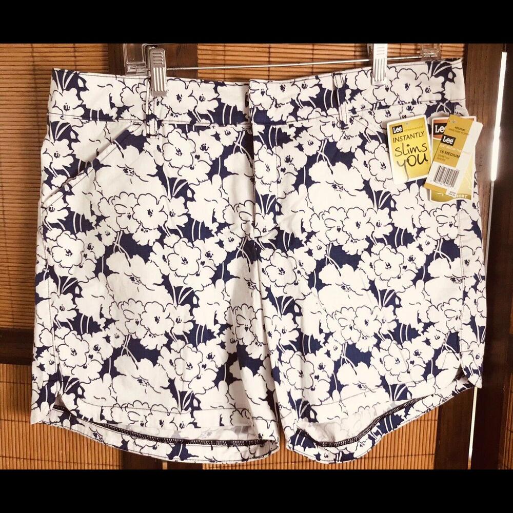 LEE Just Below The Waist  Floral Shorts, NEW, Instantly Slimming, Size 16